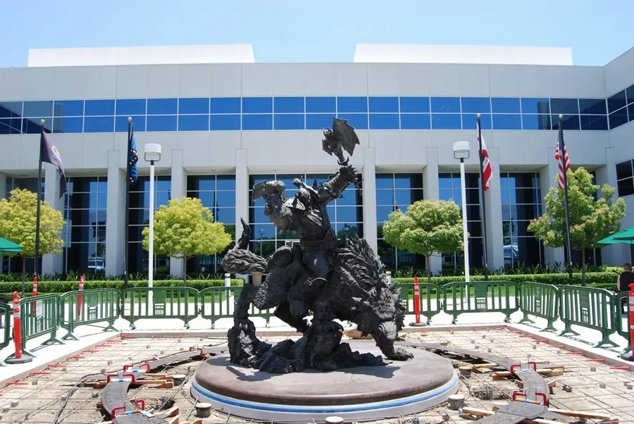 Монумент найвідомішої гри від Blizzard перед офісом компанії Де придбати акції Близзард